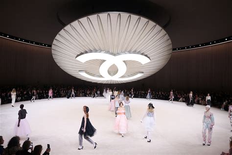 critique defile chanel|Ce qu’il faut retenir du défilé Chanel printemps.